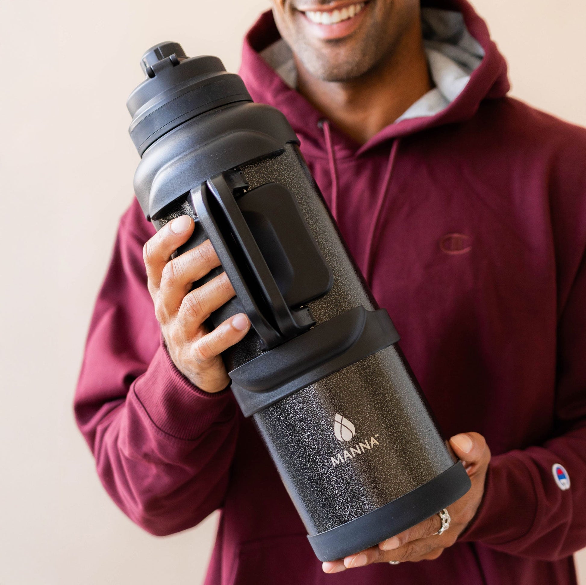 4l-titan-bottle-135-oz-f5 5Manna_Website_Lifestyles-29.jpg